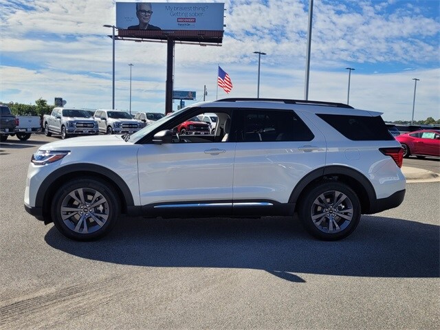 2025 Ford Explorer photo 4