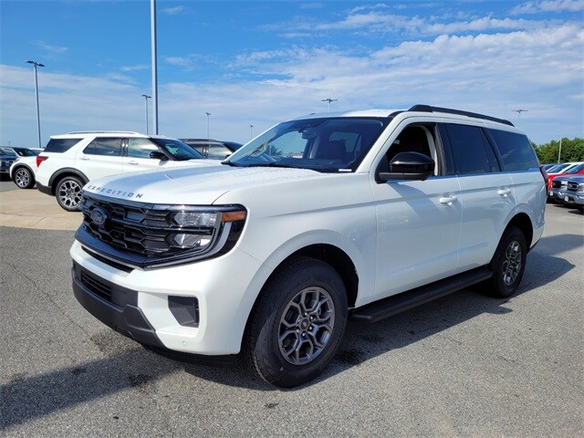 2025 Ford Expedition photo 3