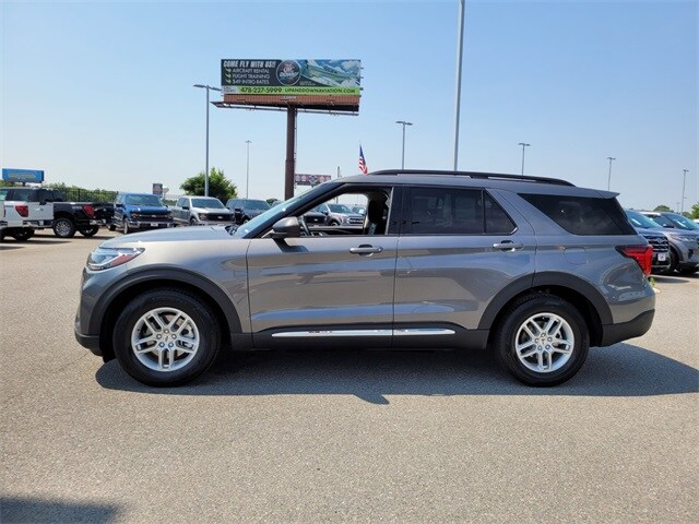 2025 Ford Explorer photo 4