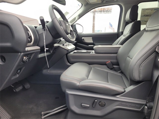 2025 Ford Expedition photo 3