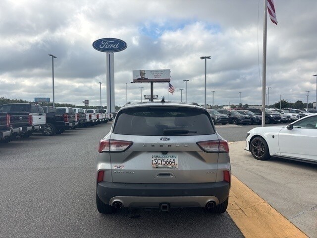 2022 Ford Escape Titanium photo 2