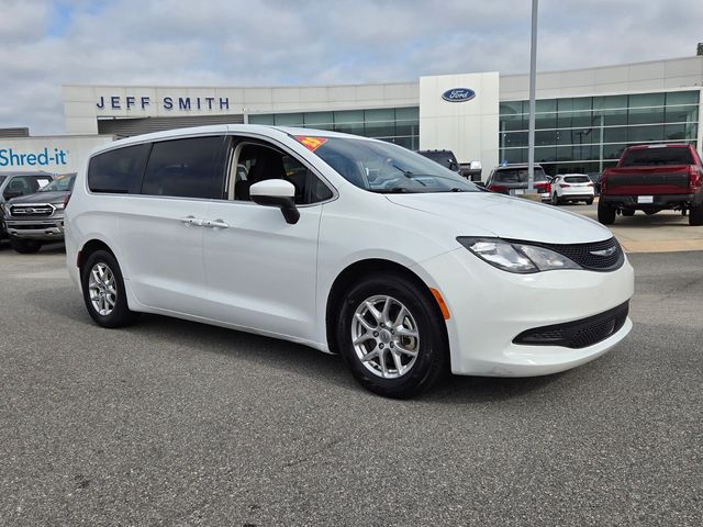2023 Chrysler Voyager LX's photo