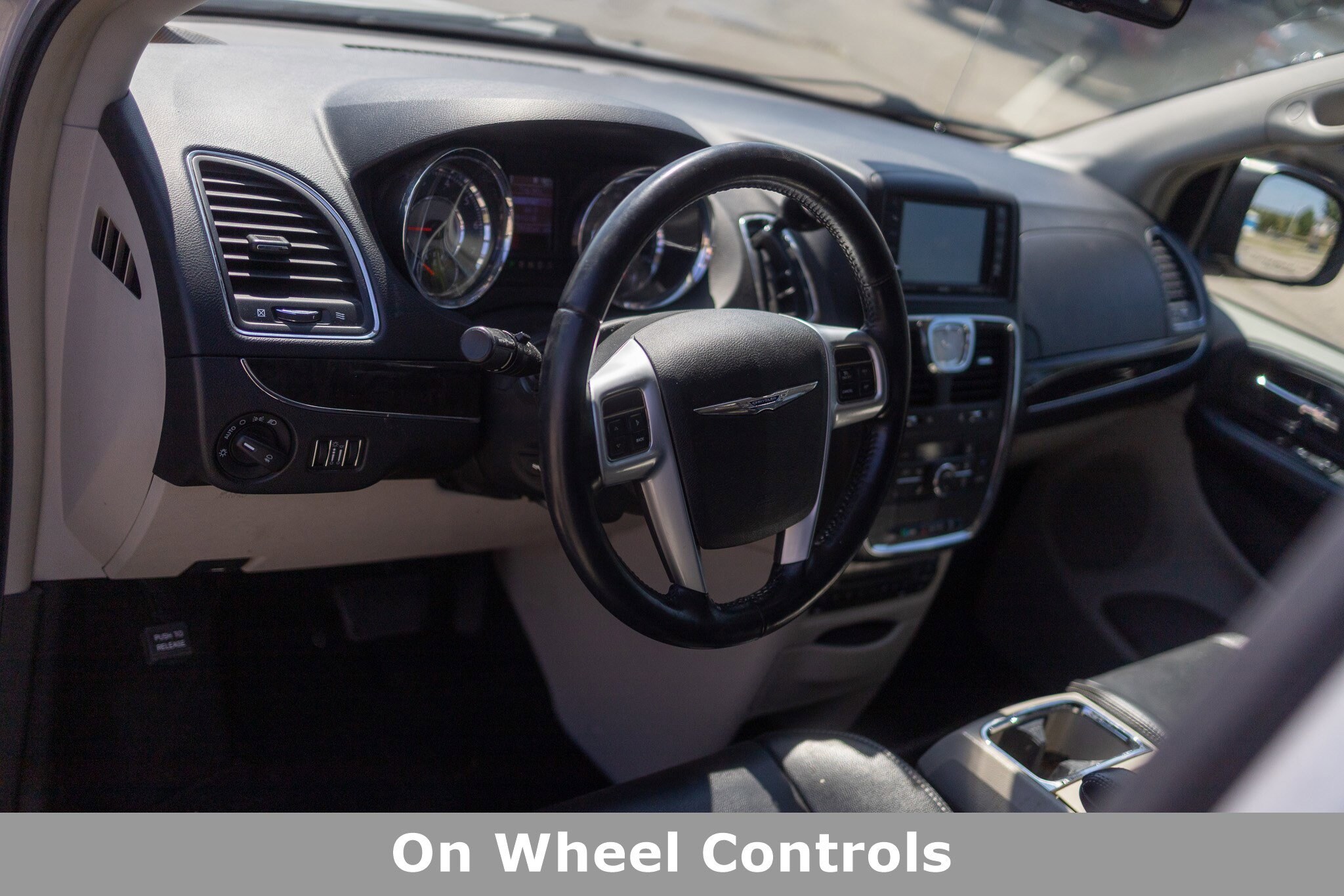 2011 Chrysler Town & Country photo 4