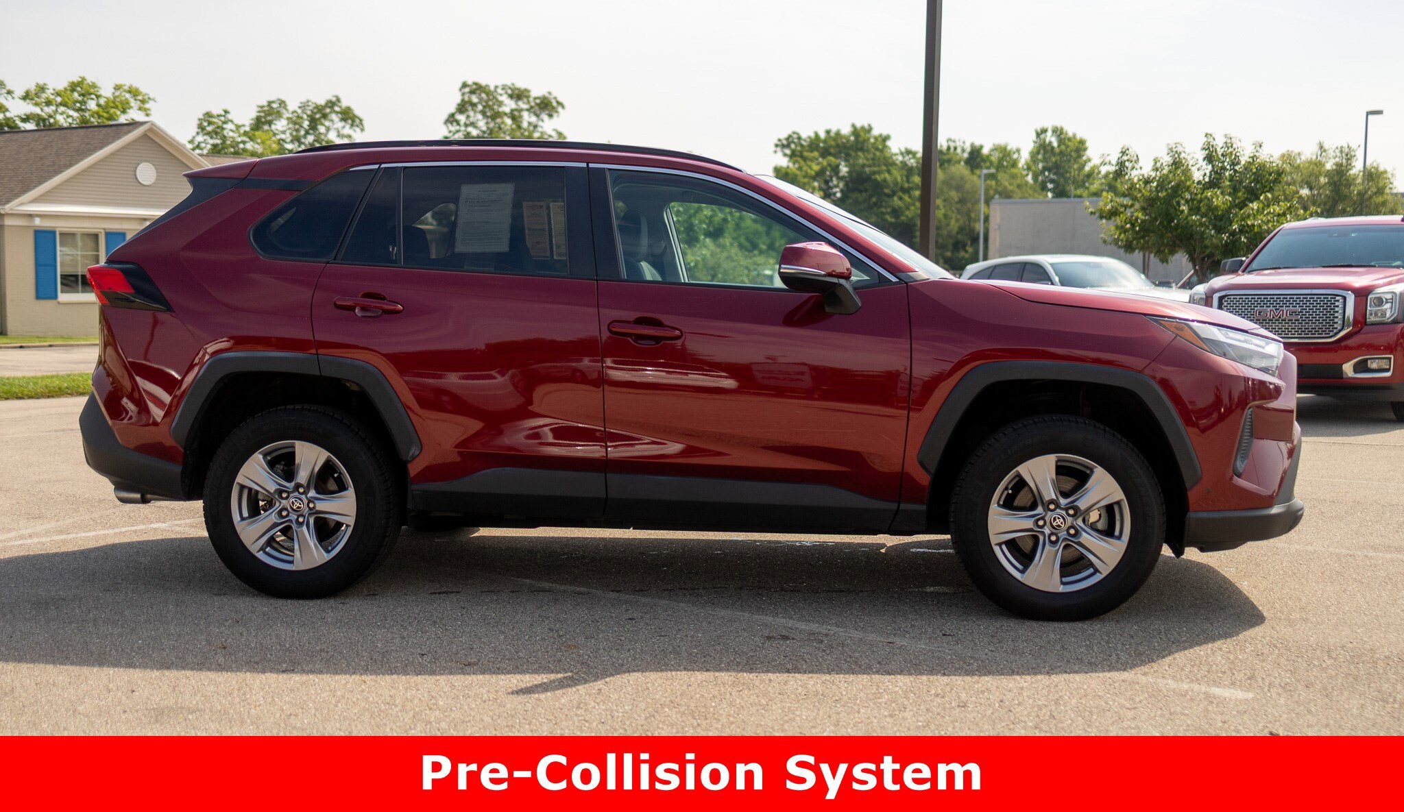 2022 Toyota RAV4 XLE photo 2