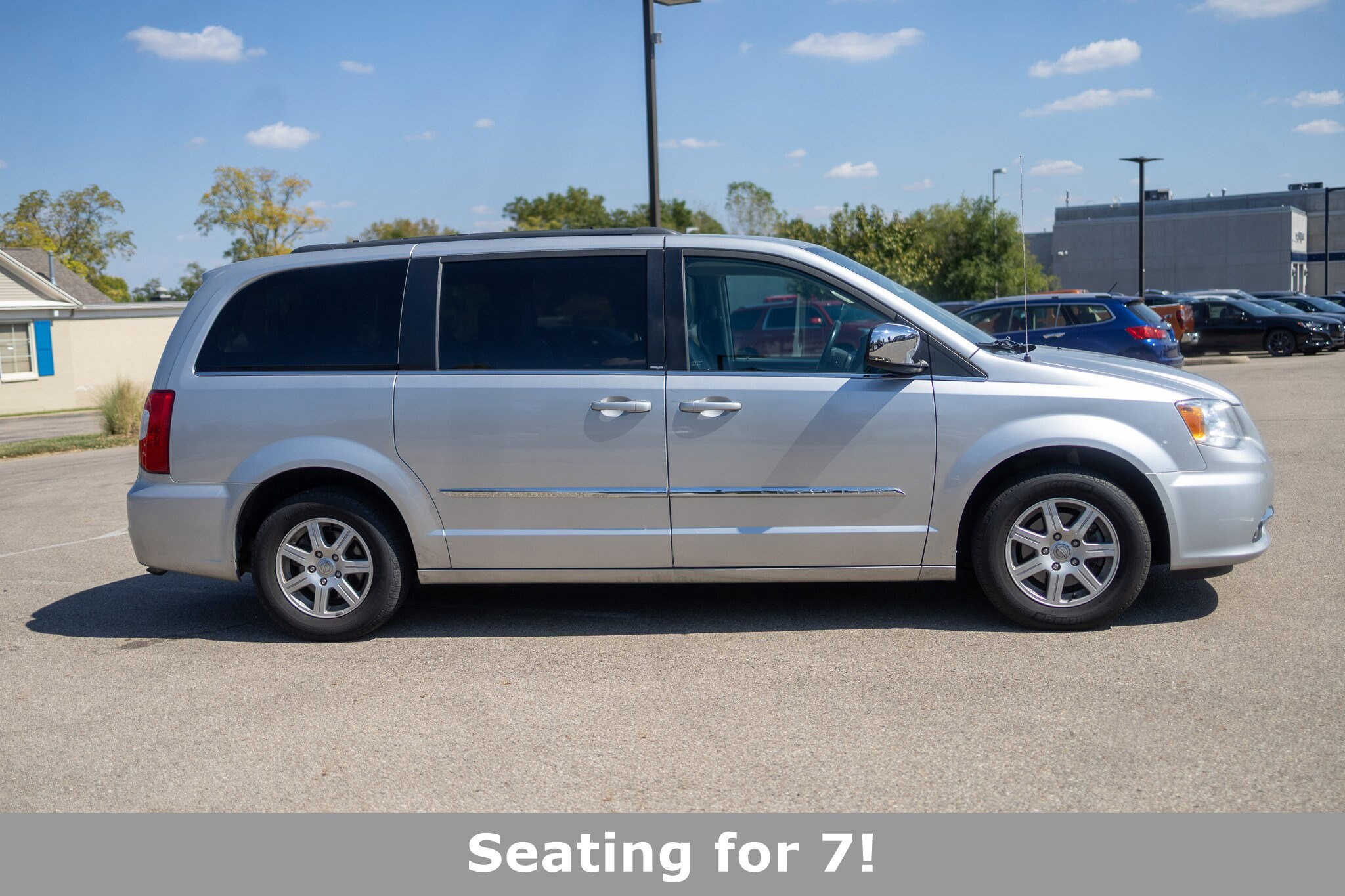 2011 Chrysler Town & Country photo 2