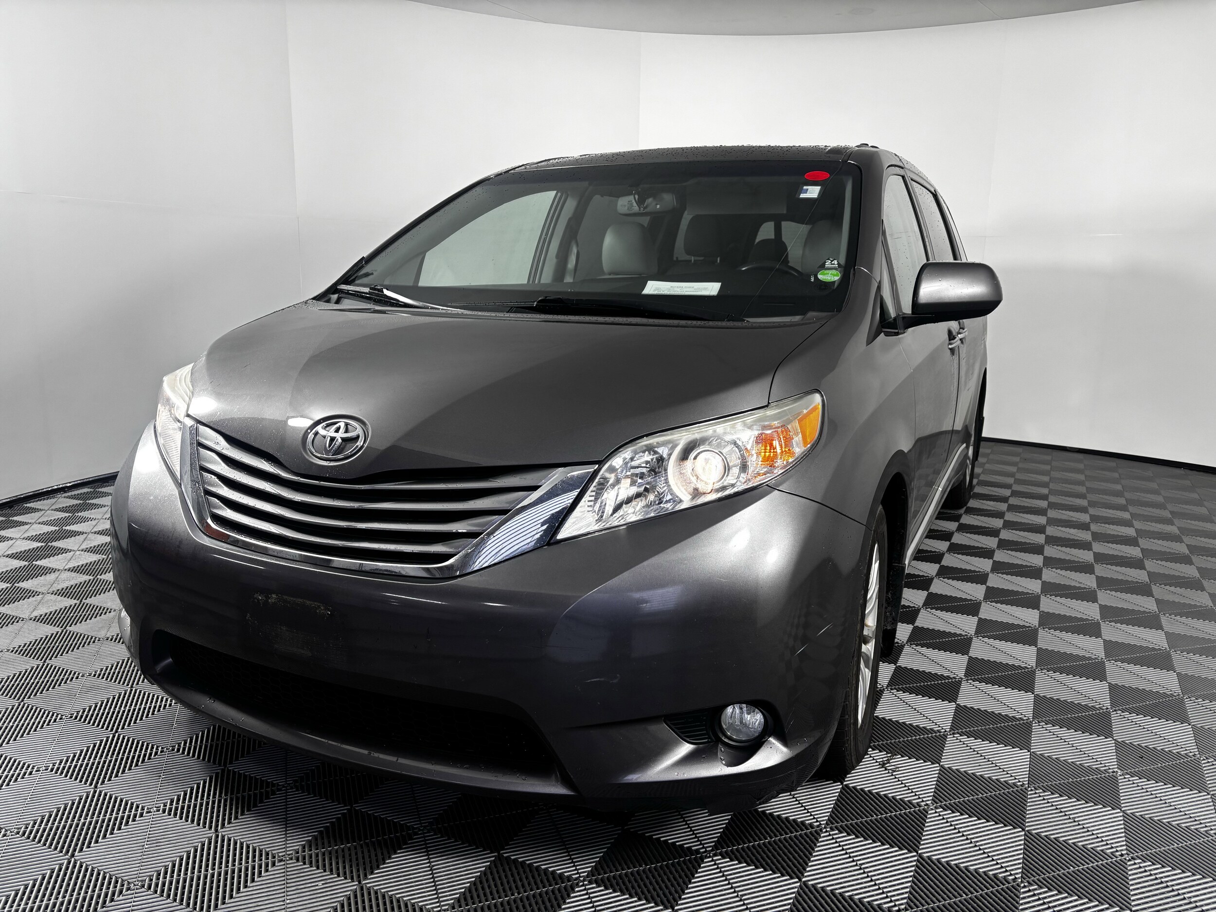 2016 Toyota Sienna L photo 2