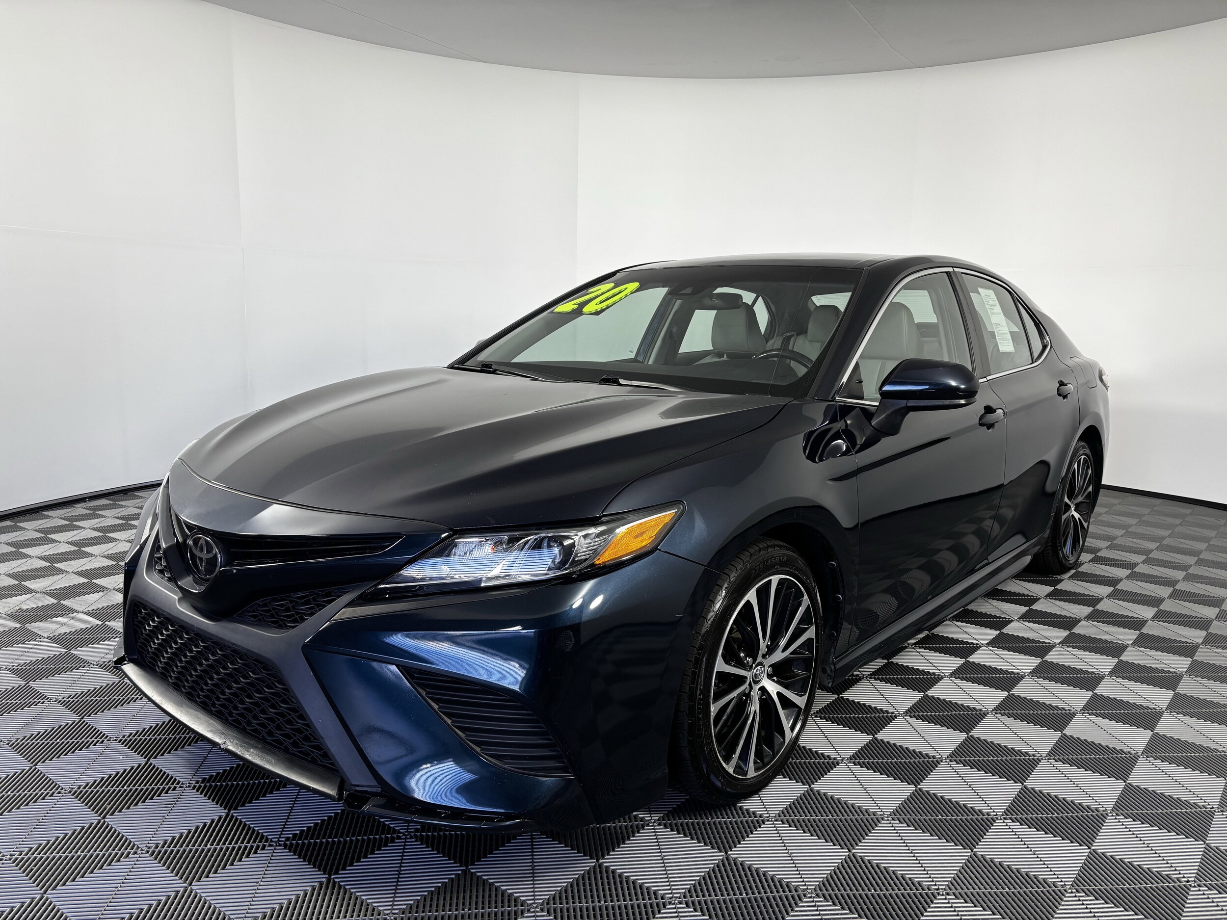 2020 Toyota Camry SE photo 2
