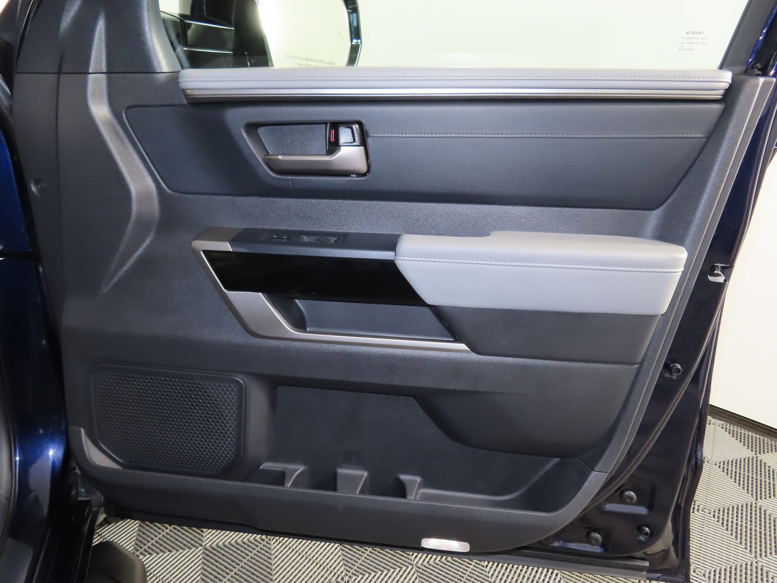 2025 Toyota Tundra Limited - Photo 45