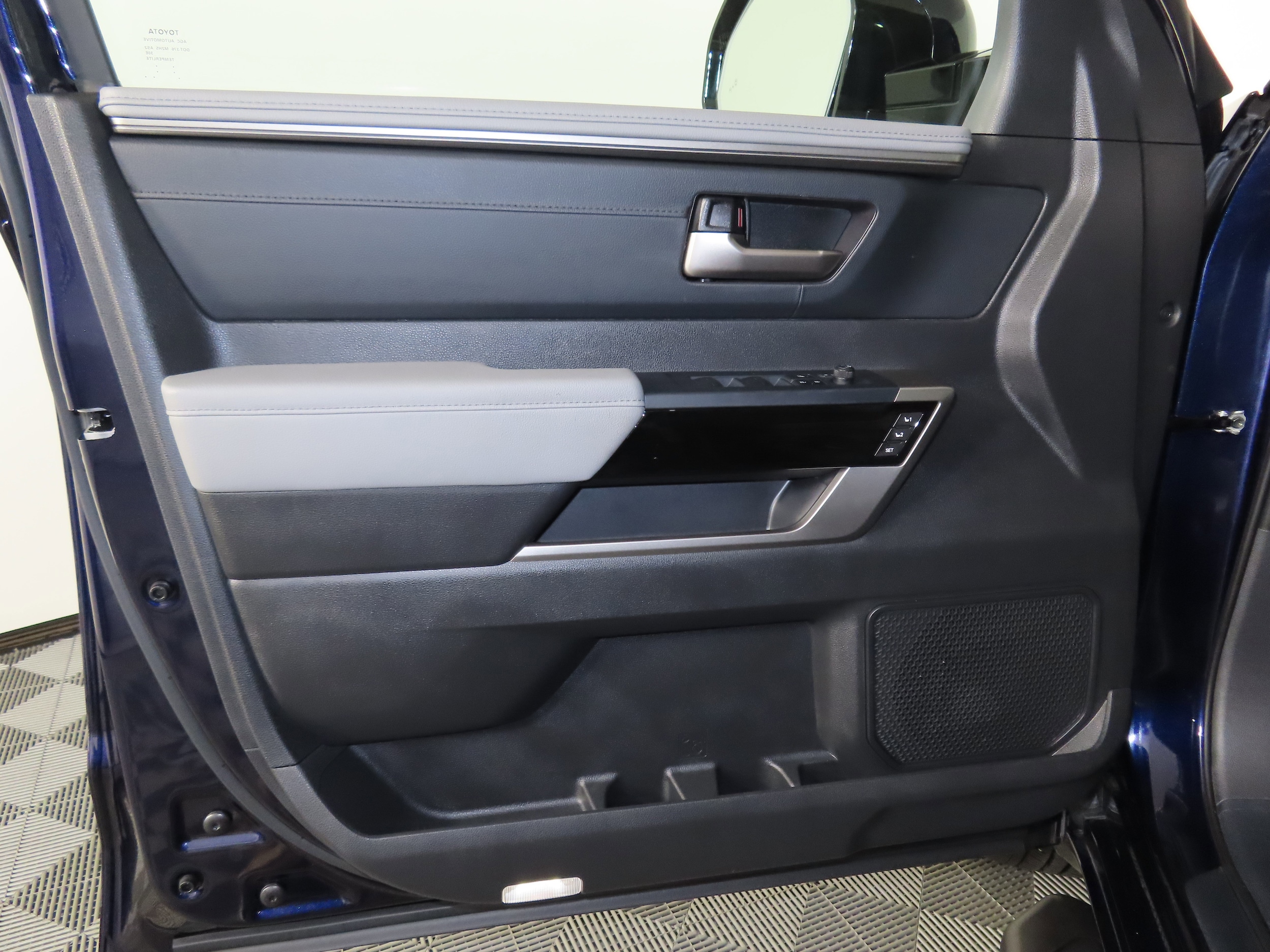 2025 Toyota Tundra Limited - Photo 12