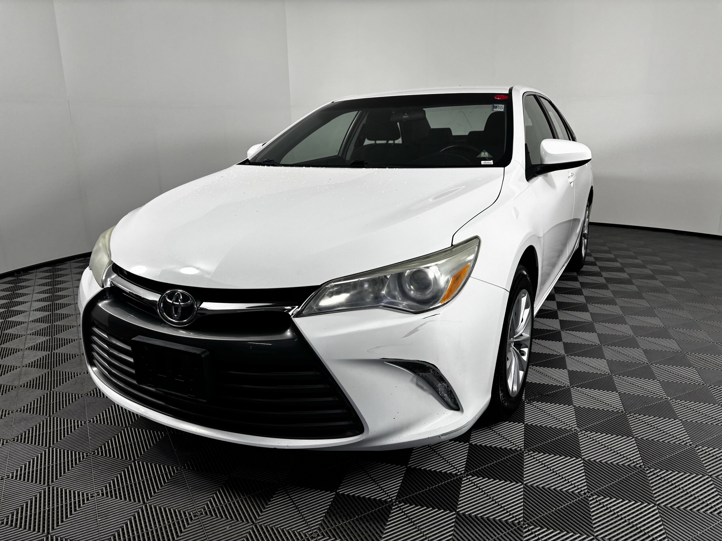 2016 Toyota Camry LE photo 2
