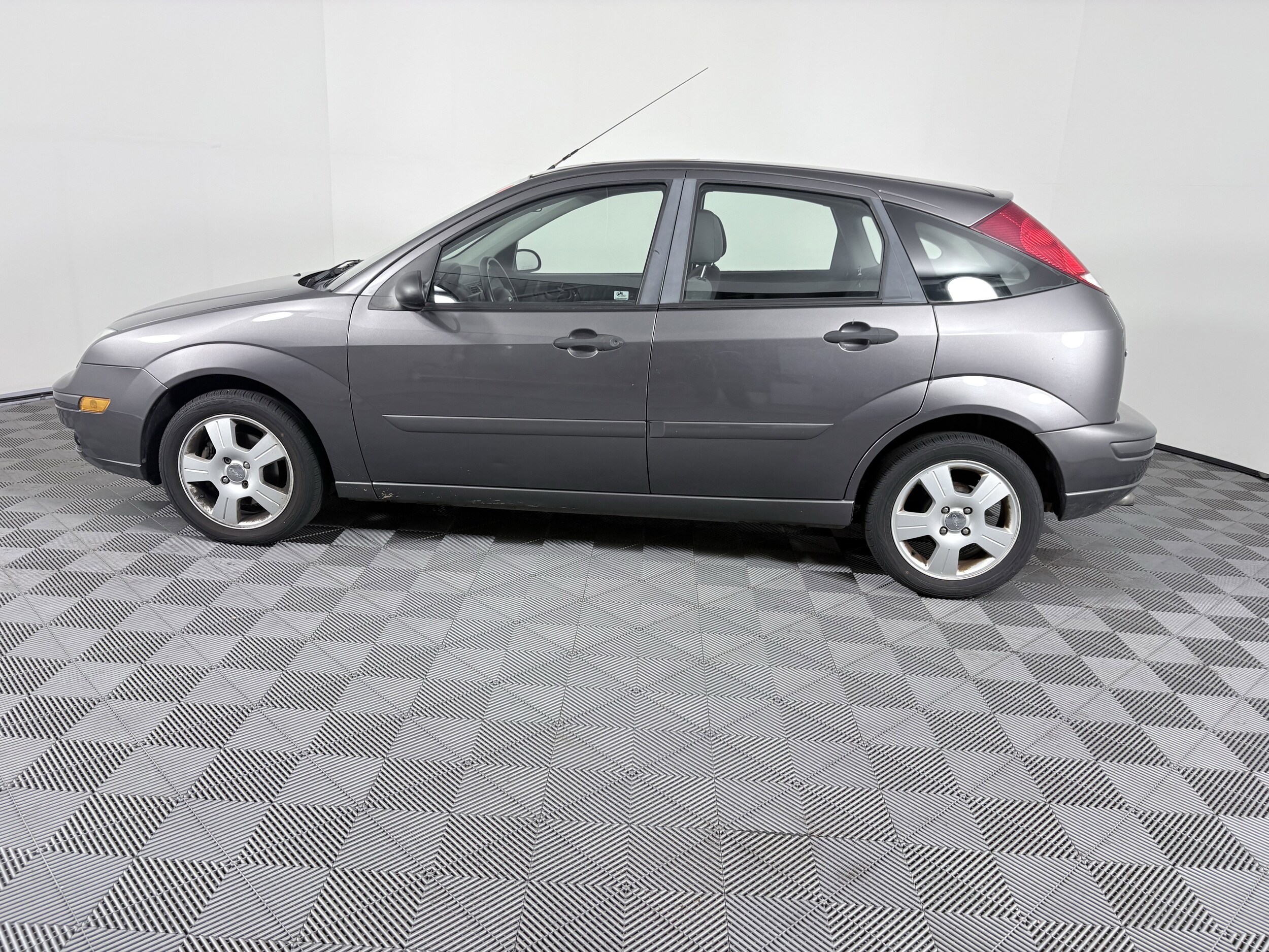 Used 2007 Ford Focus ZX5 SES with VIN 1FAHP37N67W212514 for sale in Fairfield, OH