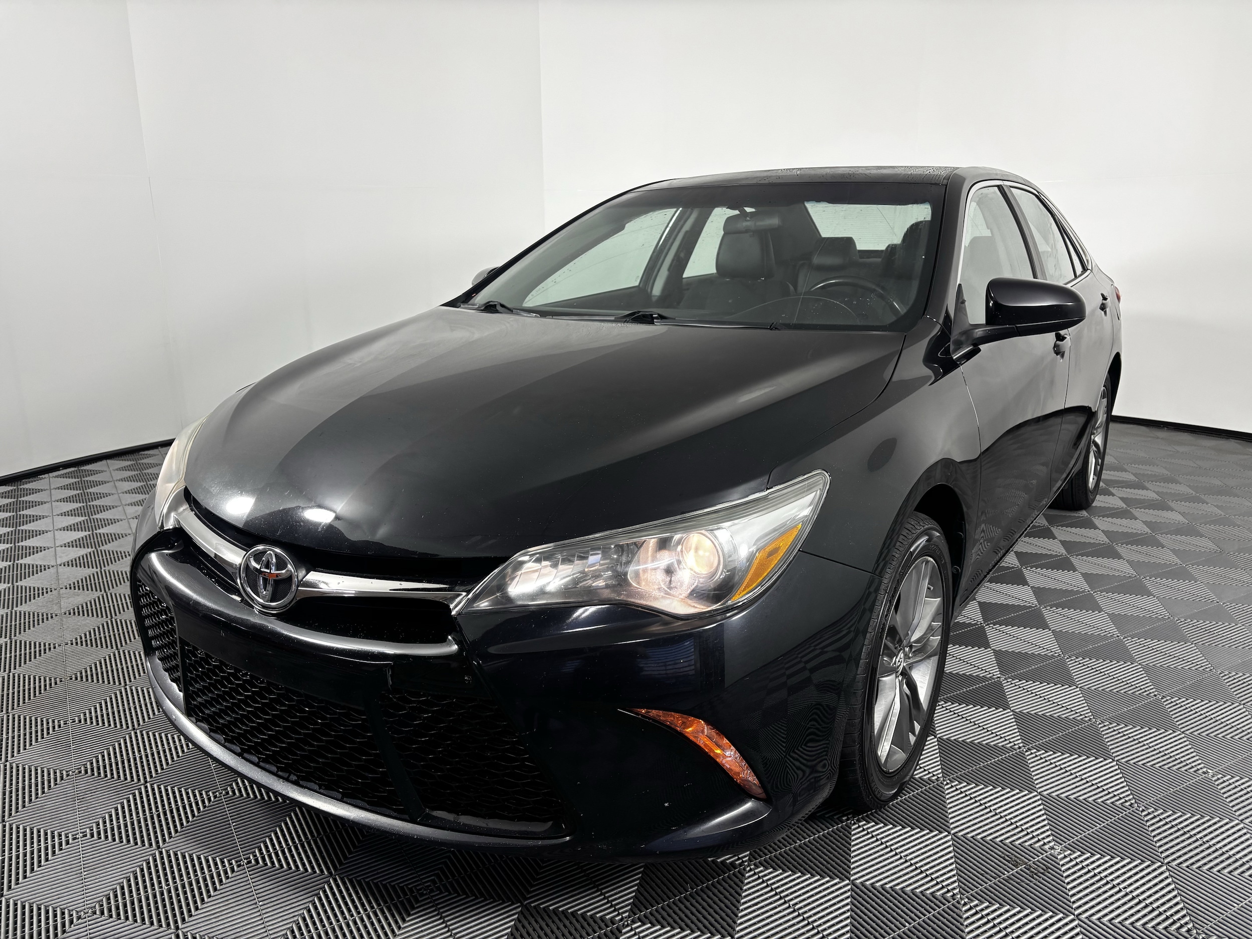 2016 Toyota Camry SE photo 2
