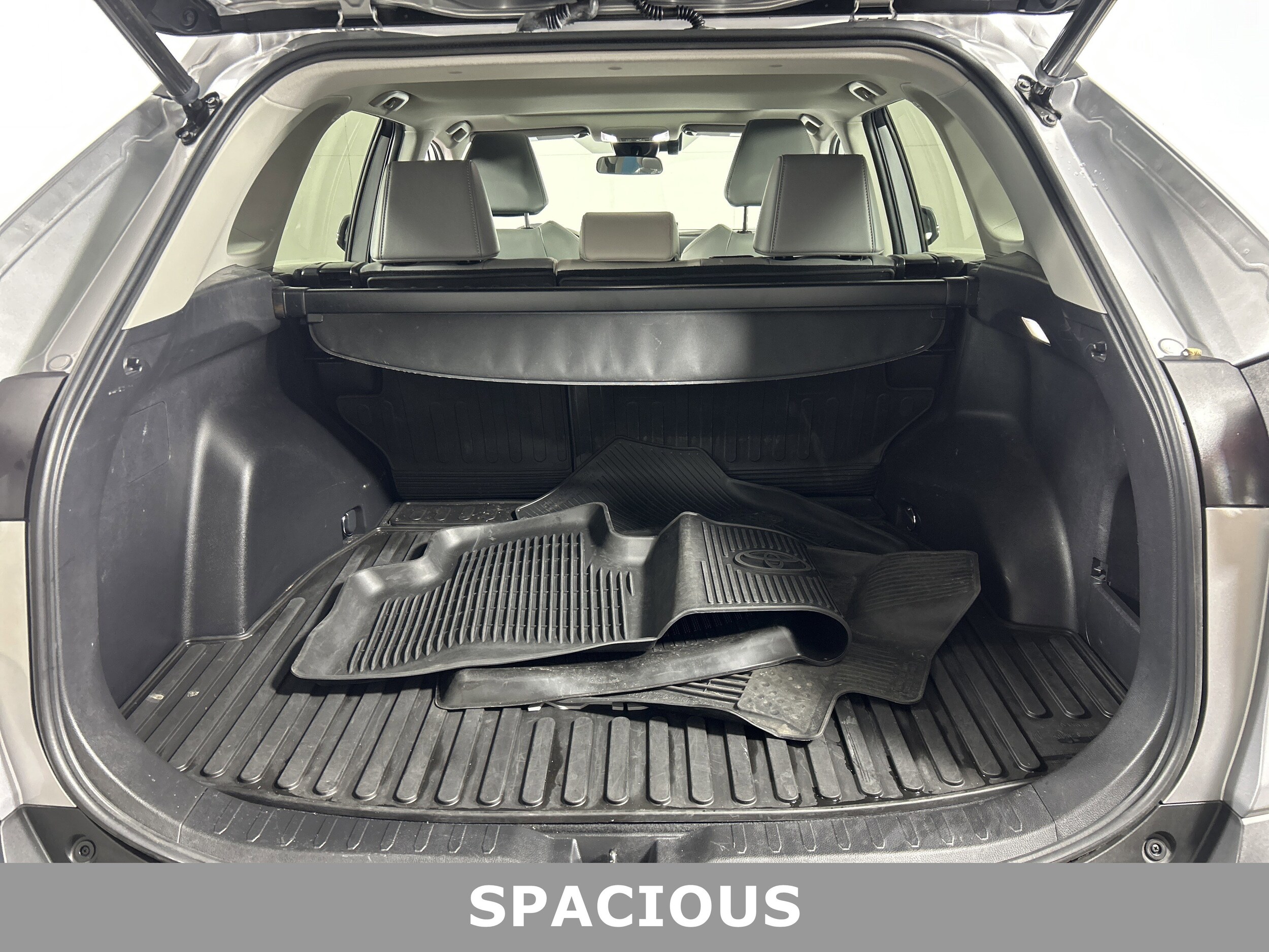 2022 Toyota RAV4 XLE Premium photo 3