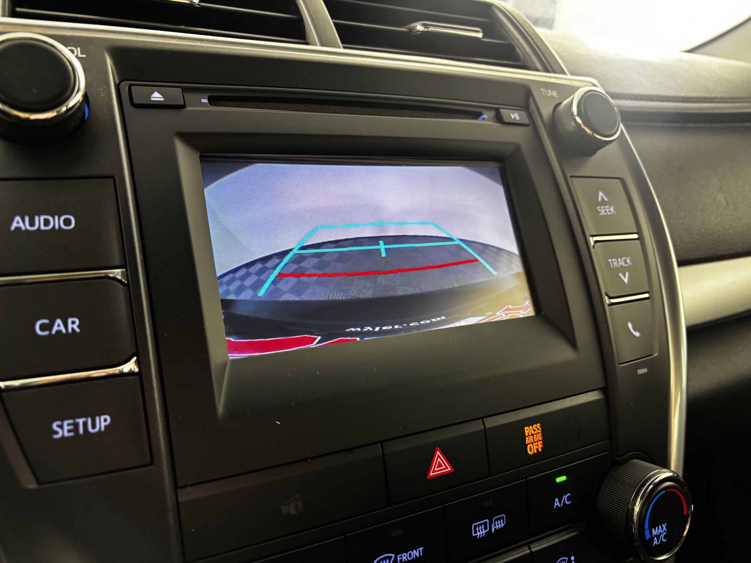 2016 Toyota Camry SE photo 3