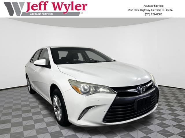 2016 Toyota Camry LE's photo