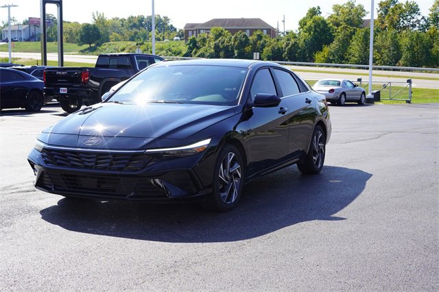 2024 Hyundai Elantra SEL Convenience photo 3