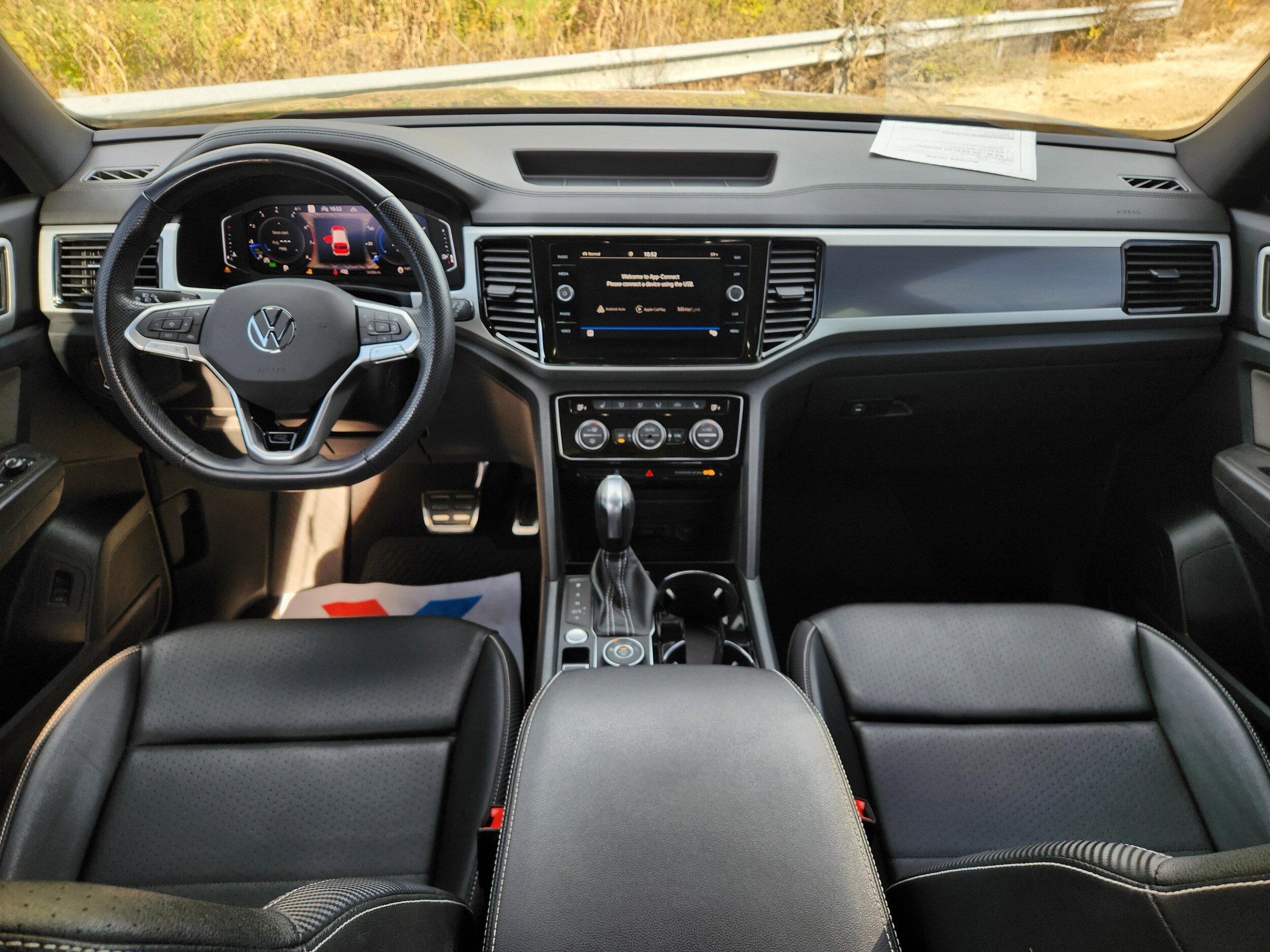 2023 Volkswagen Atlas Cross Sport SEL R-Line photo 3