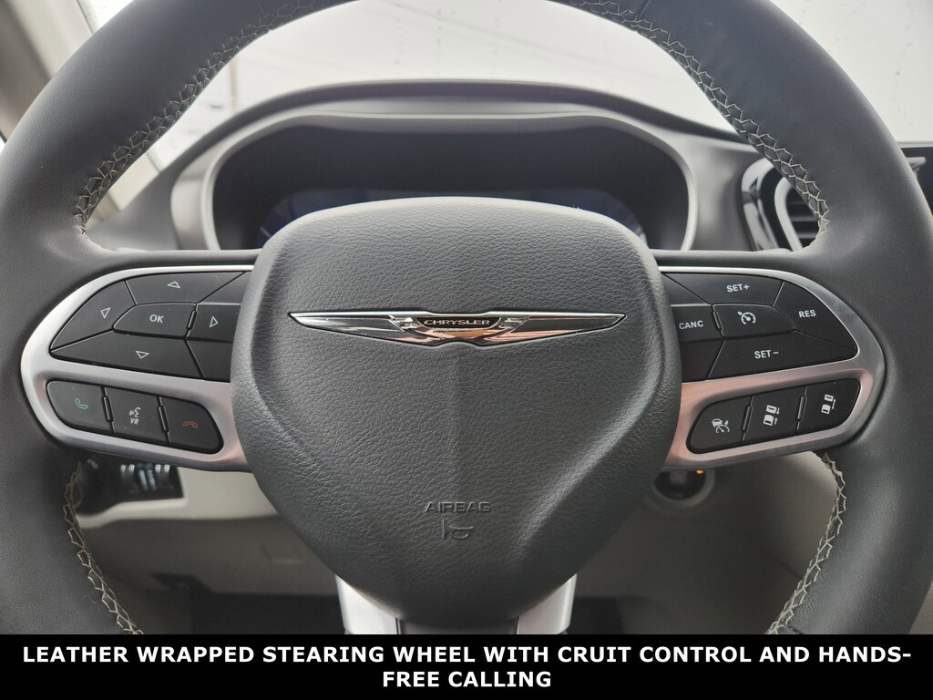 Used 2023 Chrysler Pacifica Touring L FWD Van Passenger Van