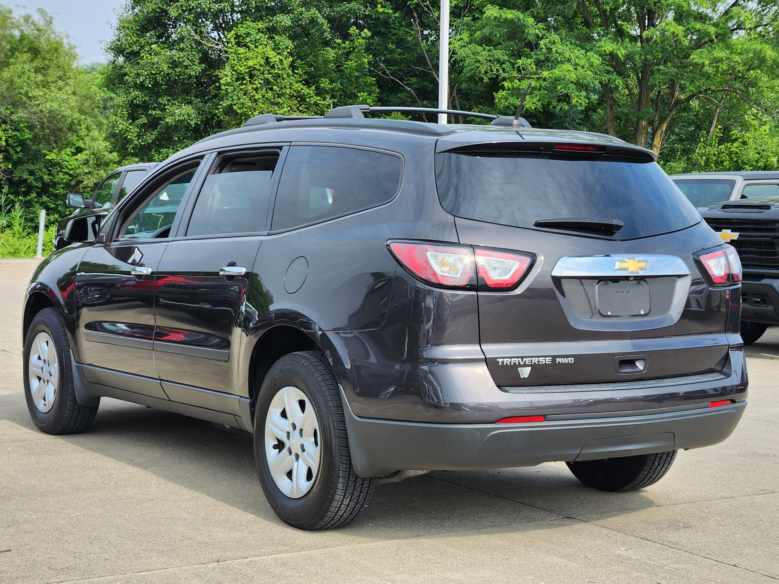 Used 2017 Chevrolet Traverse LS with VIN 1GNKVFKD1HJ254214 for sale in Lawrenceburg, IN