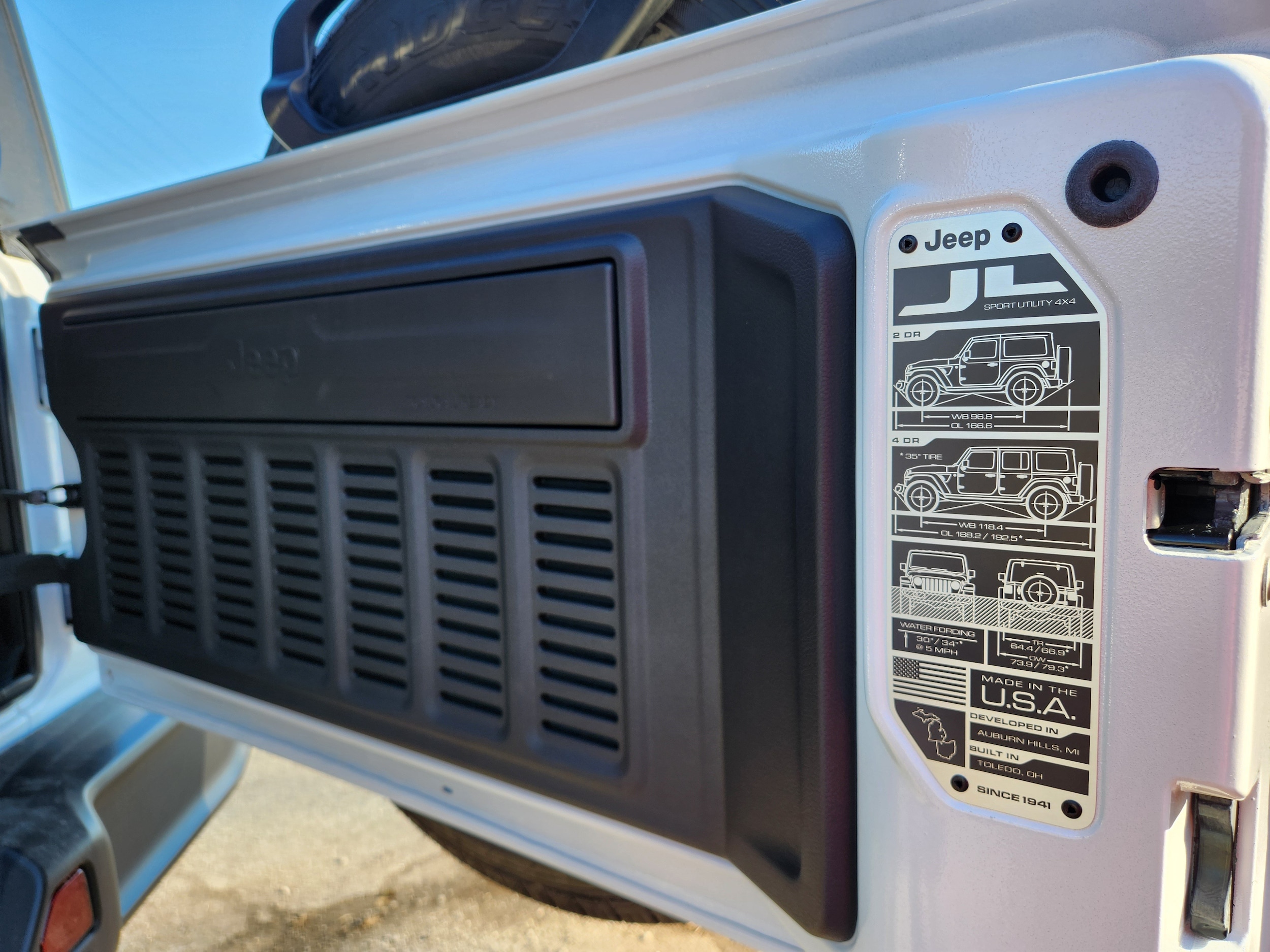 2025 Jeep Wrangler 4-Door Sahara - Photo 25