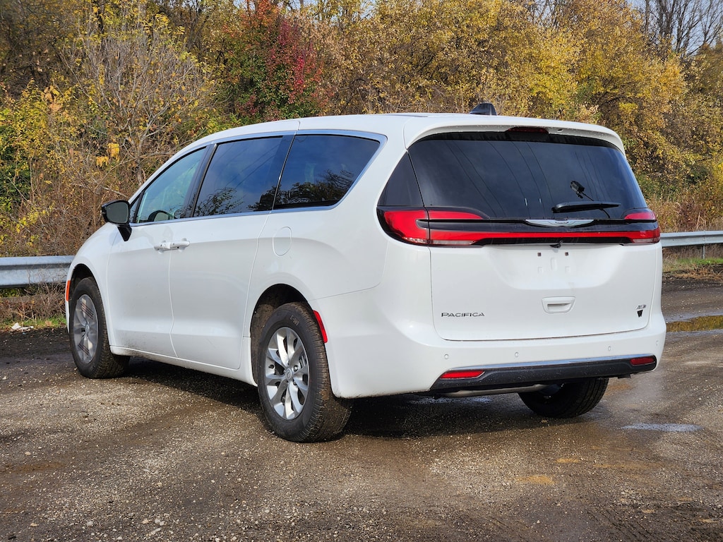 New 2026 Chrysler Pacifica SELECT AWD Passenger Van