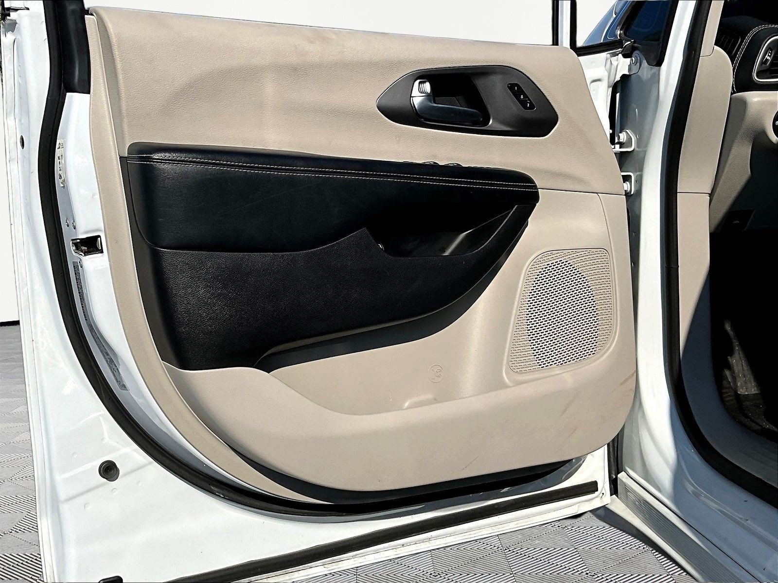 2022 Chrysler Pacifica Hybrid Touring L - Photo 23