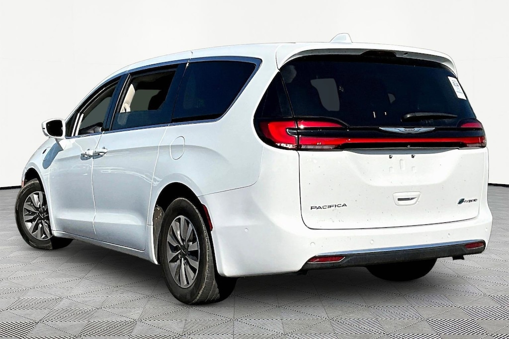 Used 2022 Chrysler Pacifica Hybrid Touring L FWD Van Passenger Van