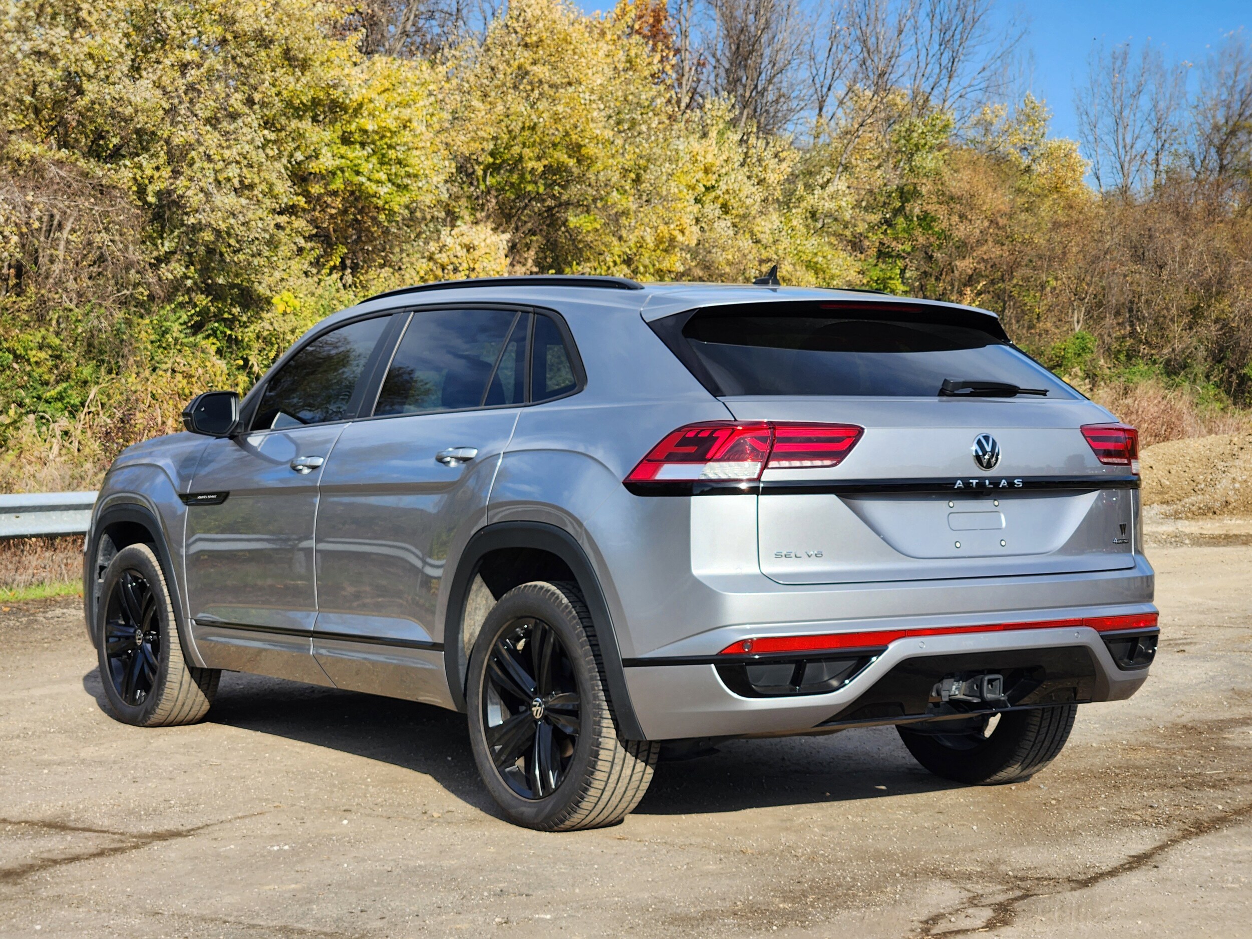 2023 Volkswagen Atlas Cross Sport SEL R-Line photo 2