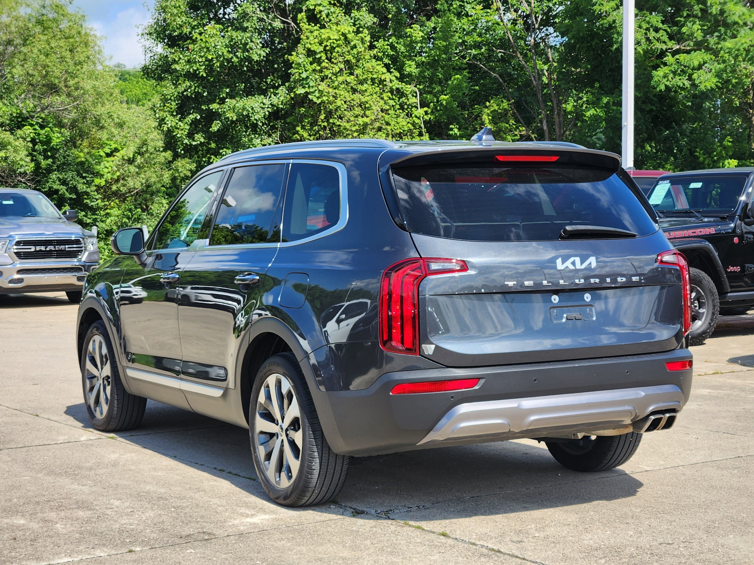 Used 2022 Kia Telluride S with VIN 5XYP64HC2NG292948 for sale in Lawrenceburg, IN