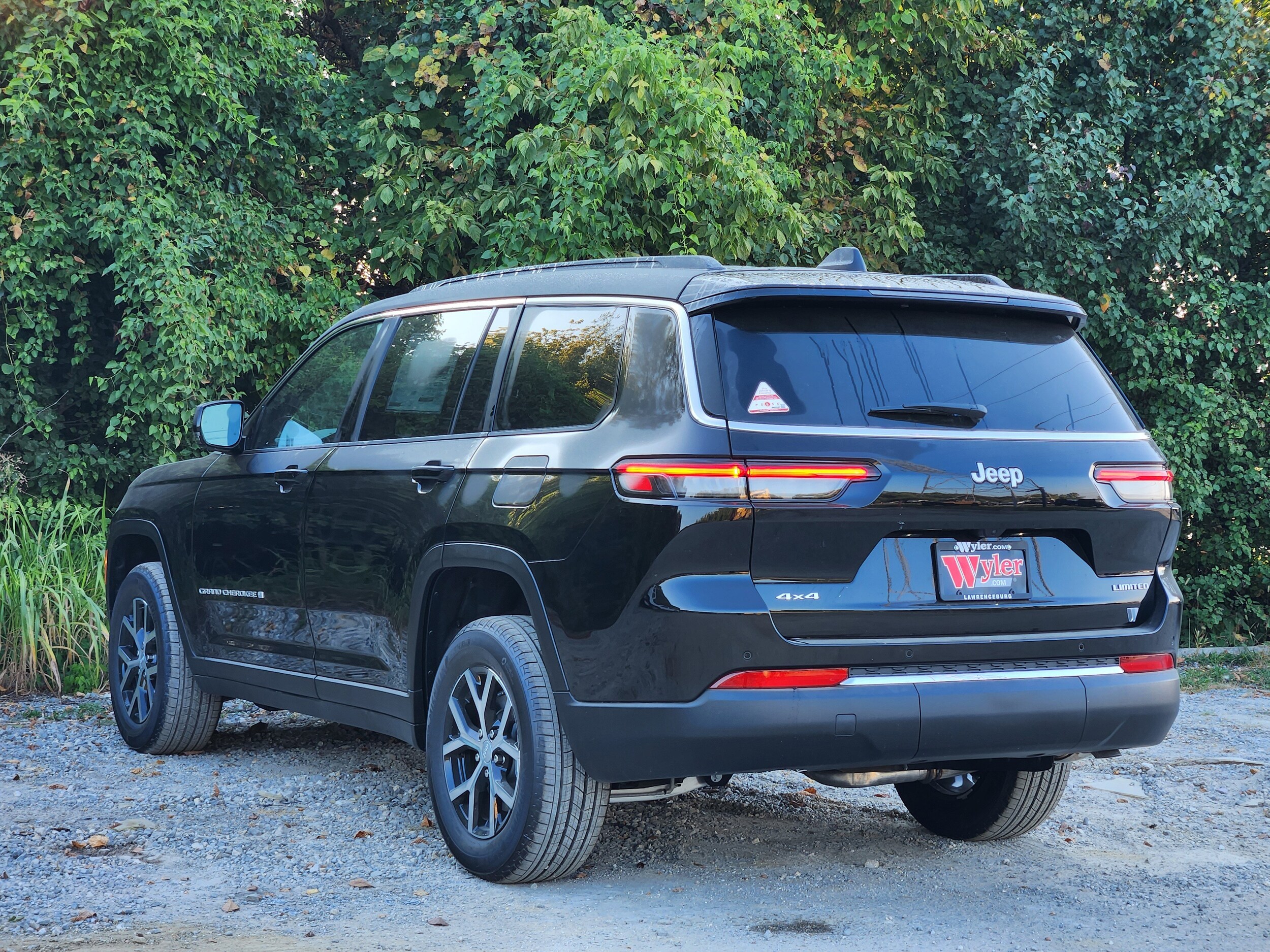 2025 Jeep Grand Cherokee Limited photo 2