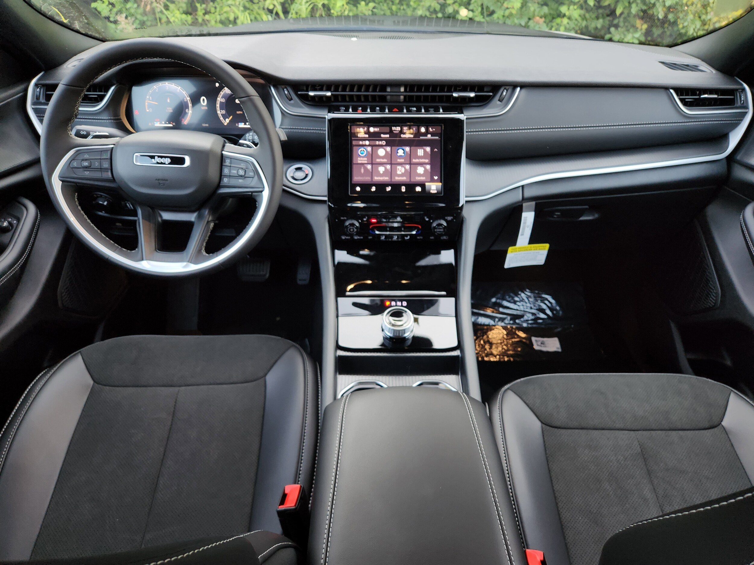 2025 Jeep Grand Cherokee Altitude photo 2