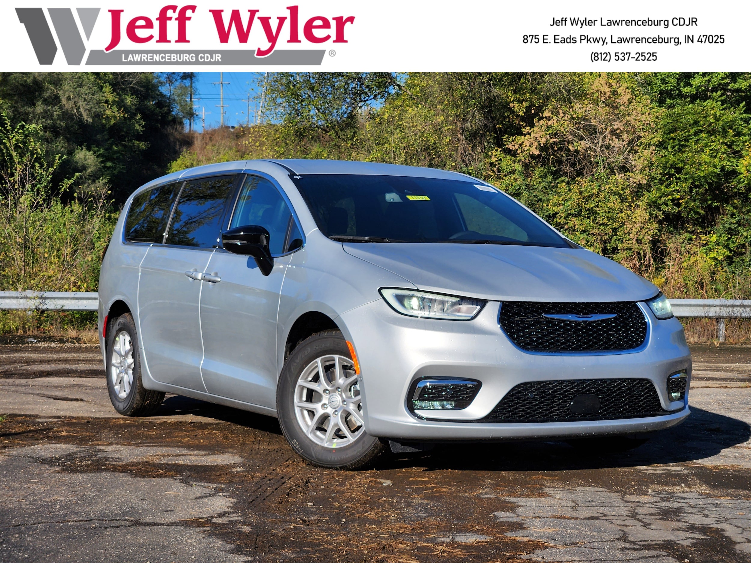 2026 Chrysler Pacifica Select's photo