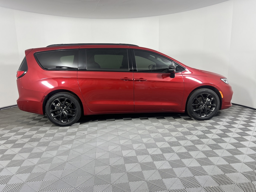 Used 2024 Chrysler Pacifica Touring L FWD Van Passenger Van