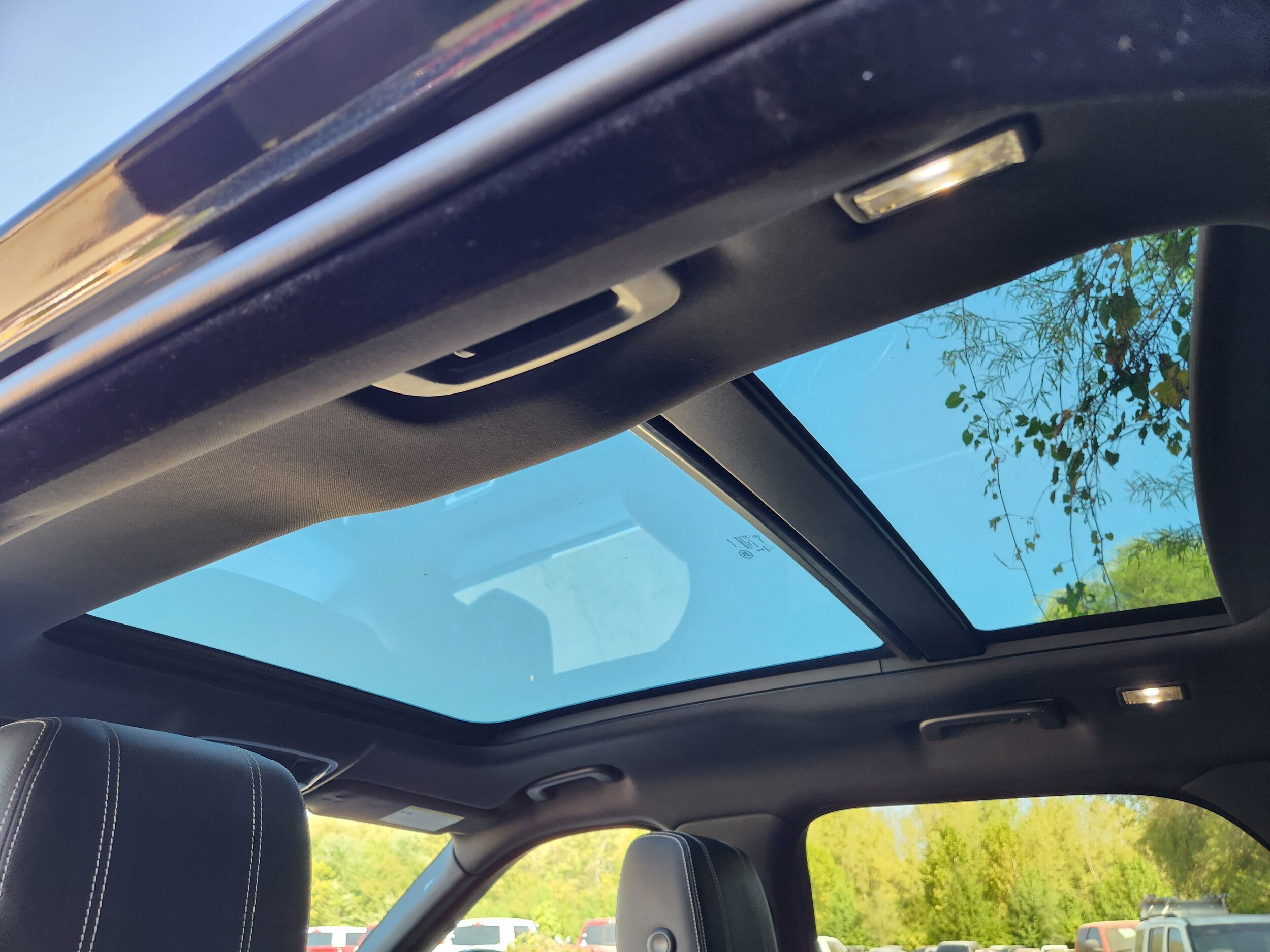 2018 Land Rover Range Rover Velar R-Dynamic SE photo 4