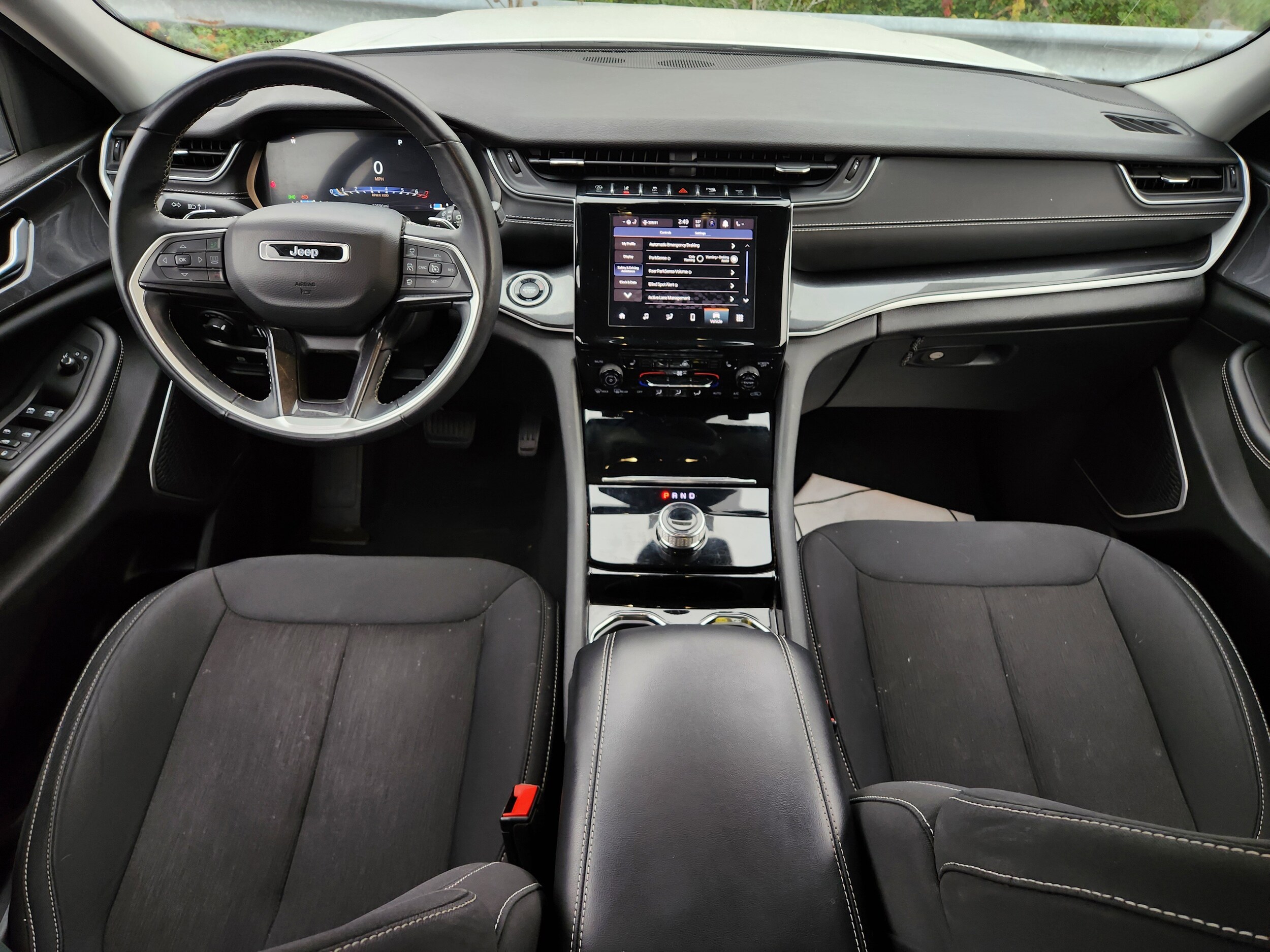 2022 Jeep Grand Cherokee Laredo photo 2