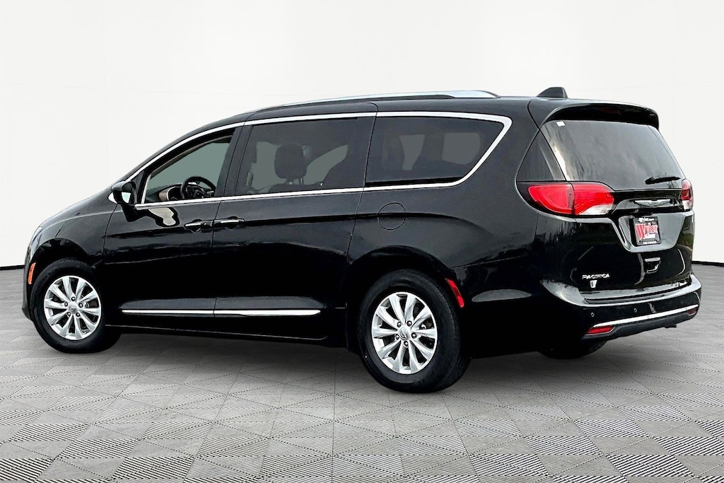 Used 2018 Chrysler Pacifica Touring L FWD Van