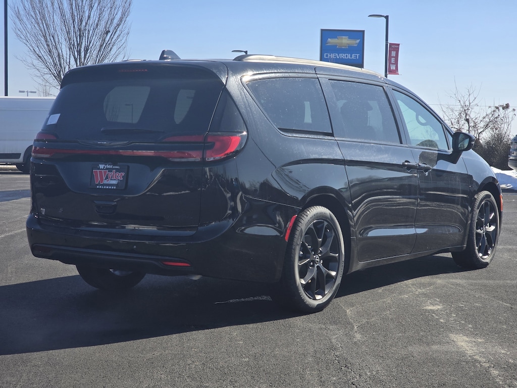 New 2026 Chrysler Pacifica LIMITED Passenger Van
