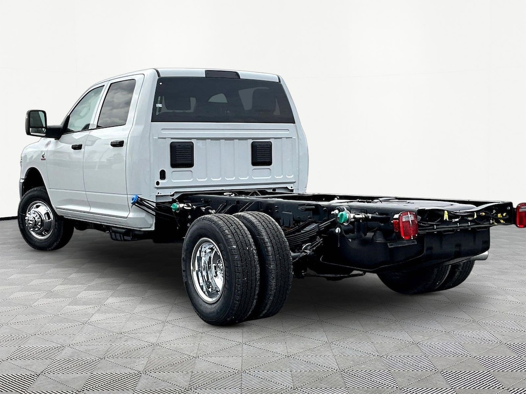 New 2026 Ram 3500 Chassis Cab TRADESMAN CREW 4X4 60' CA Pickup