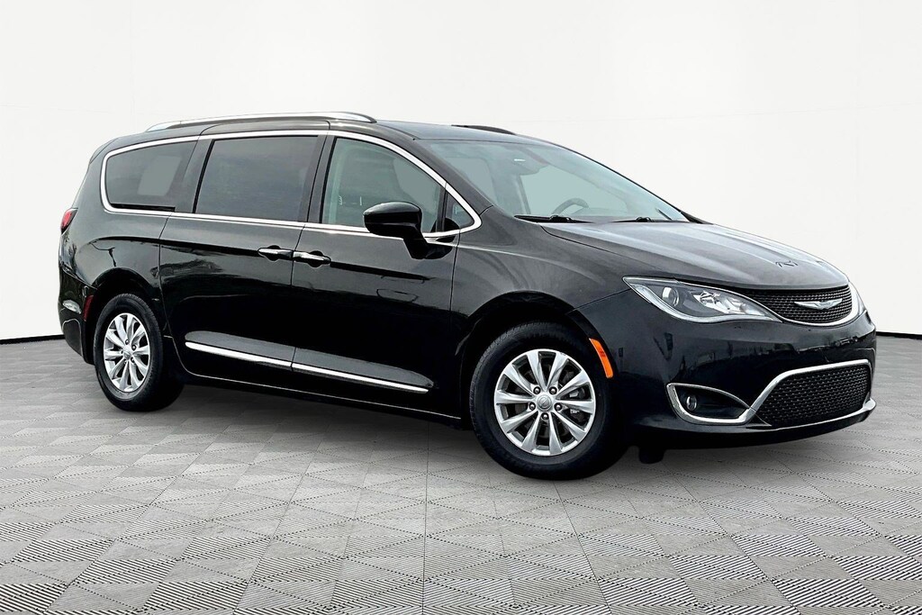 Used 2018 Chrysler Pacifica Touring L FWD Van