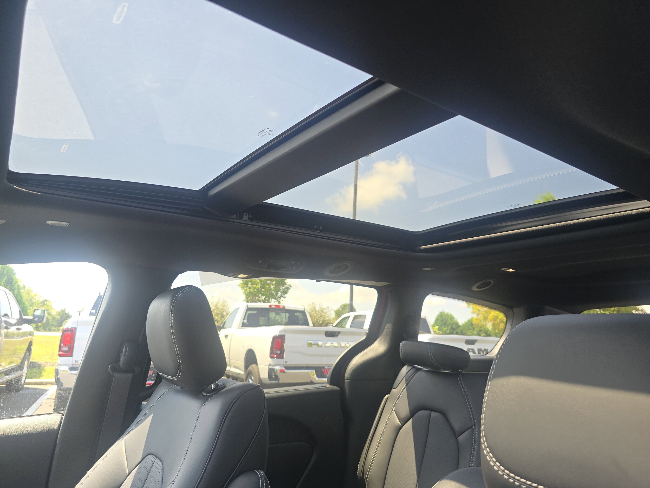 2026 Chrysler Pacifica photo 2