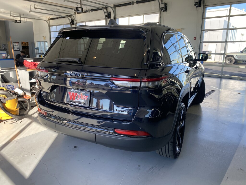 Used 2024 Jeep Grand Cherokee Limited 4x4 SUV