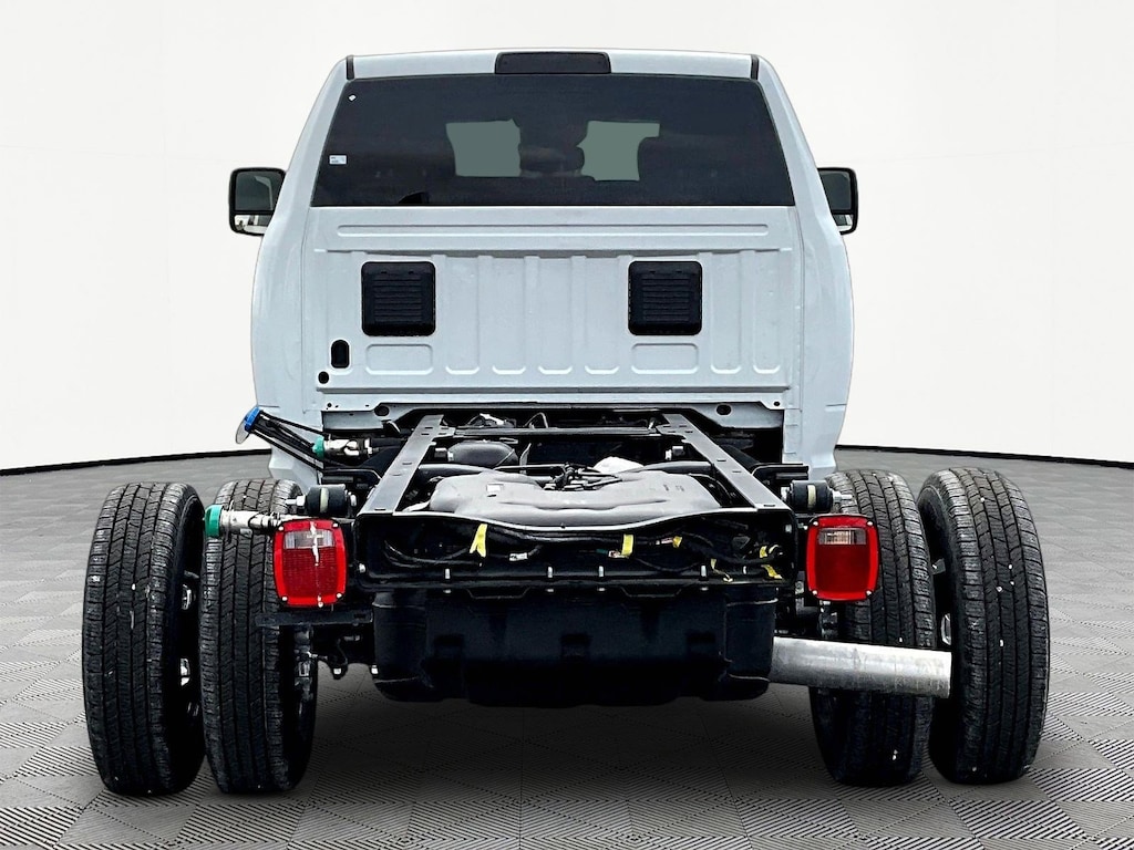 New 2026 Ram 3500 Chassis Cab TRADESMAN CREW 4X4 60' CA Pickup