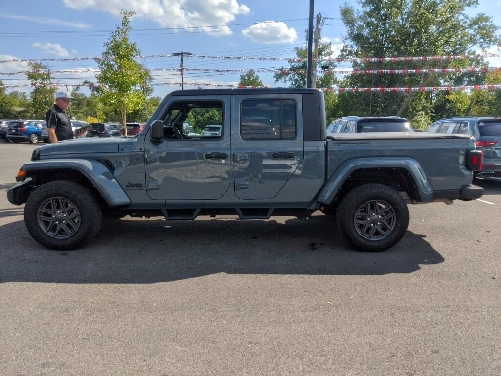 Used 2024 Jeep Gladiator Truck