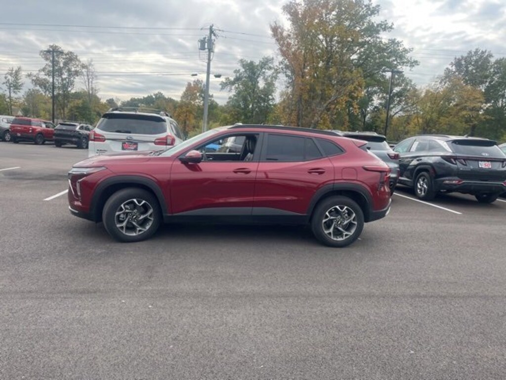 Used 2025 Chevrolet Trax SUV