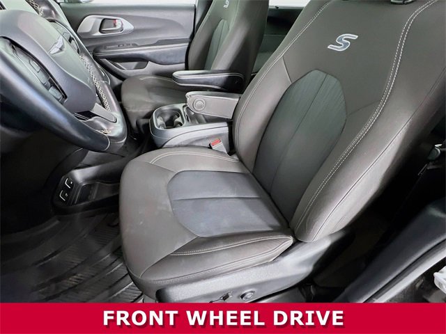 2021 Chrysler Pacifica Touring photo 3
