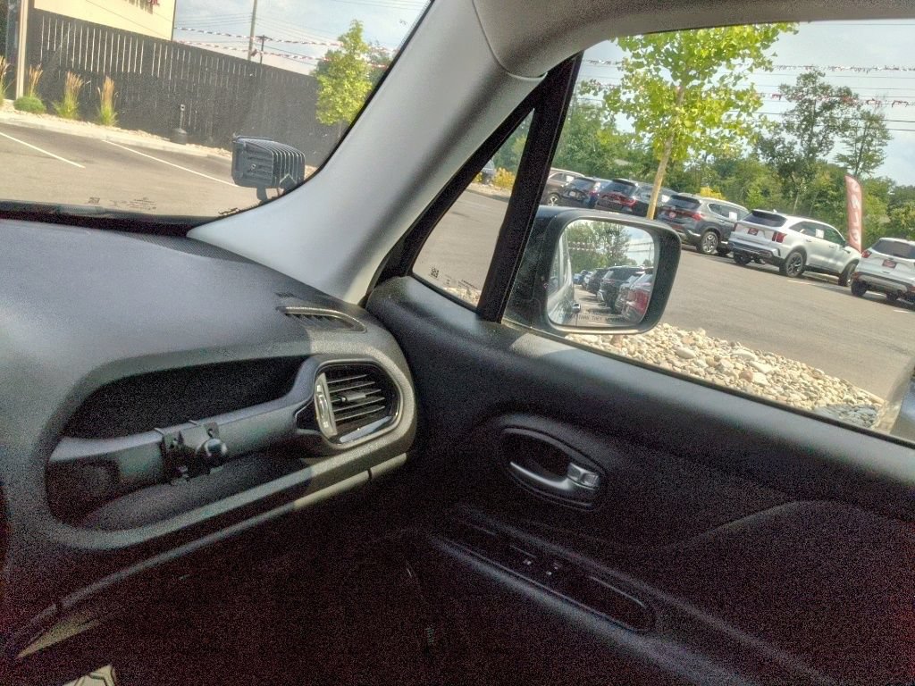 2017 Jeep Renegade Altitude Package - Photo 16