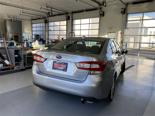 2017 Subaru Impreza 2.0i Premium photo 2