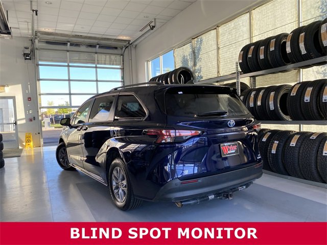 2021 Toyota Sienna XLE photo 3