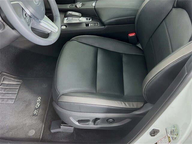 2023 Infiniti QX50 Luxe AWD photo 4