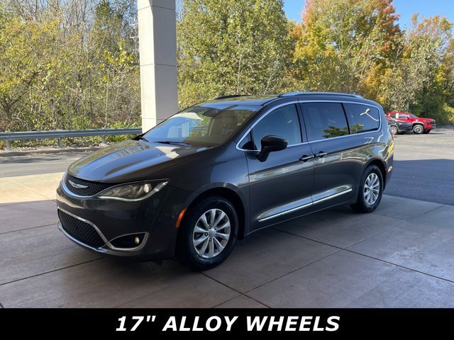 2018 Chrysler Pacifica Touring L photo 2